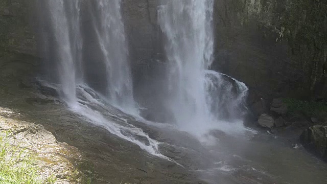 瀑布在山视频素材