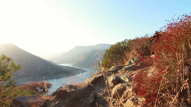 慢动作极限山地车骑下山在日落视频素材