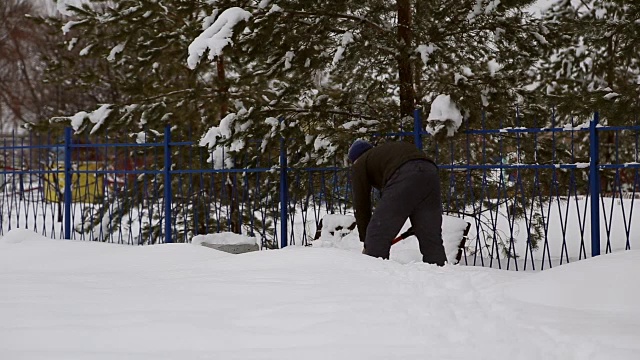 铲雪的人视频素材