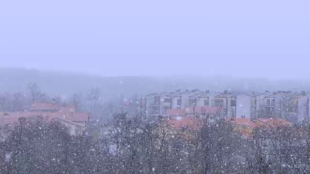 意大利附近的斯洛维尼亚村庄迪瓦卡下了一场真正的自然大雪。视频下载