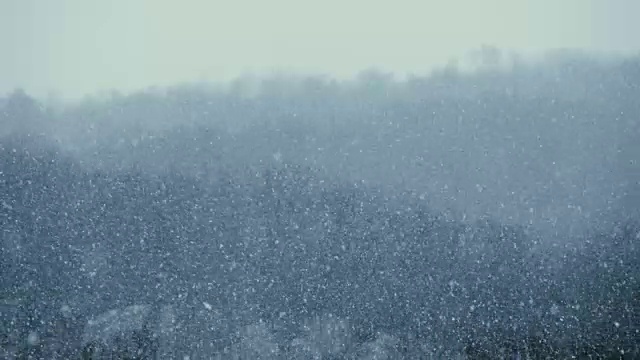 戏剧性的大雪在斯洛文尼亚阿尔卑斯山，迪瓦卡。视频下载