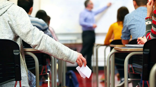 学生在课堂上传递笔记视频素材