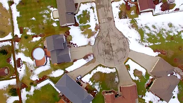 空中俯瞰中产阶级社区，有些雪视频素材