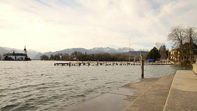 日期:春天，上奥地利格蒙登特劳恩湖美丽的风景视频下载