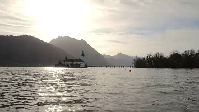 日期:春天，上奥地利格蒙登特劳恩湖美丽的风景视频素材