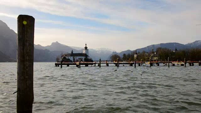 日期:春天，上奥地利格蒙登特劳恩湖美丽的风景视频素材