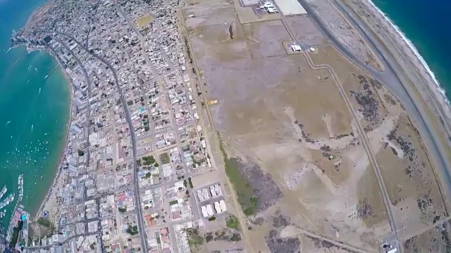 从降落伞鸟瞰沿海城市，小机场和海岸视频素材