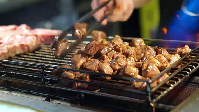 牛扒切丁烹饪和火烧烤烤箱。台湾的街头小吃摊视频素材