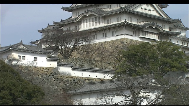 潘从石头墙到姬路城堡顶部，兵库县，日本视频素材