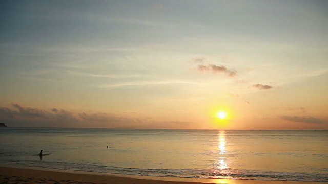 时间流逝，巴厘岛日落4k。时光流逝，夕阳下的海洋。视频素材