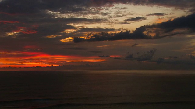 时间流逝日落在巴厘岛4k视频。时光流逝，夕阳下的海洋。视频素材