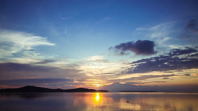 时间流逝日落，火山，海洋在巴厘岛4k视频。时光流逝，夕阳下的海洋。视频素材