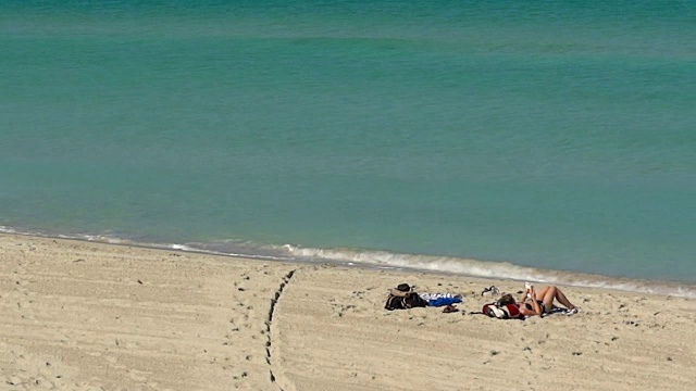 海滩日光浴女人视频素材