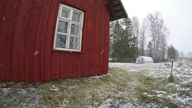 雪落在红色的乡村房子，时间流逝视频素材