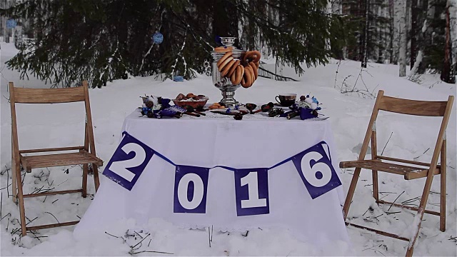 装饰好的桌子站在雪地里。视频下载