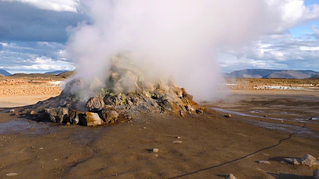 冰岛北部Hverir地热区的蒸汽喷口。静态的镜头。视频素材