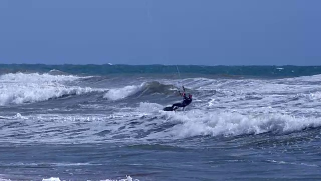 风筝冲浪者落在波浪中视频素材