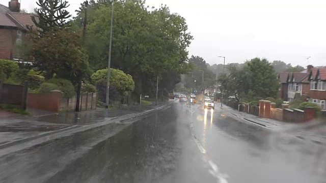 在雨中开车进城视频素材