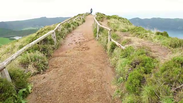 走在城市广场上视频素材