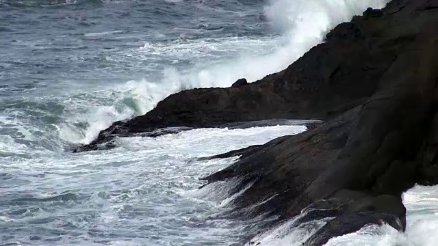 海浪冲击熔岩岬俄勒冈州迪坡湾视频素材