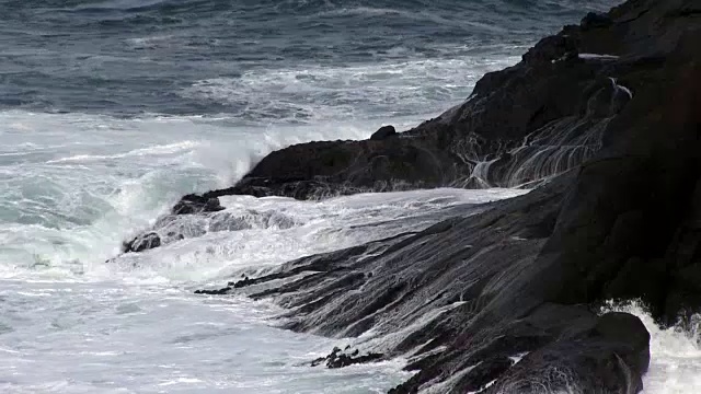 海浪冲击熔岩岬俄勒冈州迪坡湾视频素材