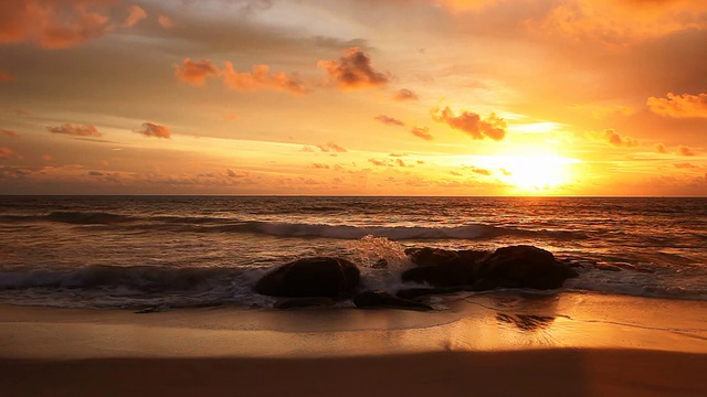 夕阳下的海潮视频素材