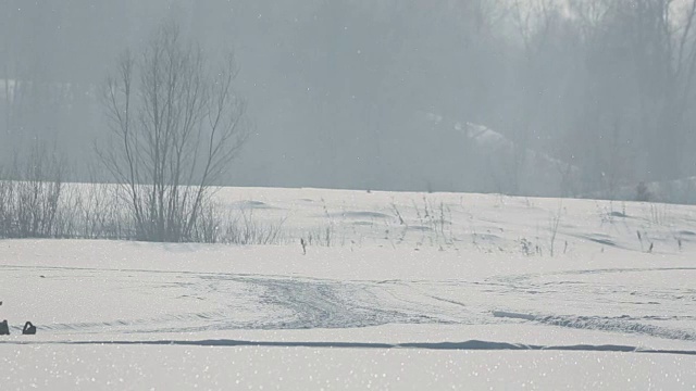 雪地摩托在阳光下加速行驶视频素材