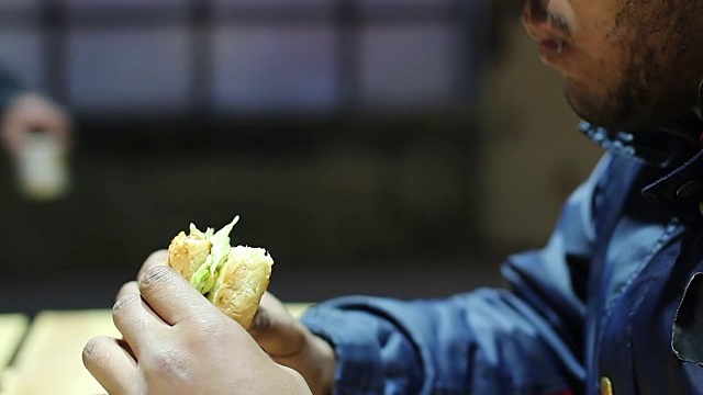 人用劣质食物填饱肚子，受苦受难视频素材