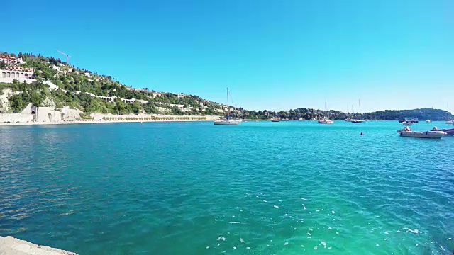 海岸线和海滩的全景，蓝天，豪华度假村和海湾与游艇，尼斯港口，滨海维勒弗朗斯，尼斯，蔚蓝海岸，法国里维埃拉。视频素材