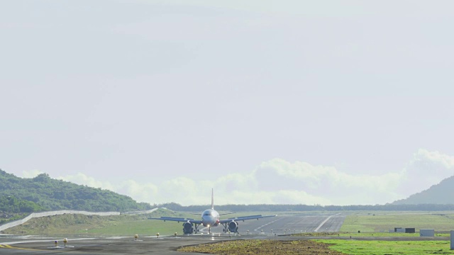 亚航空客320正在滑行视频素材