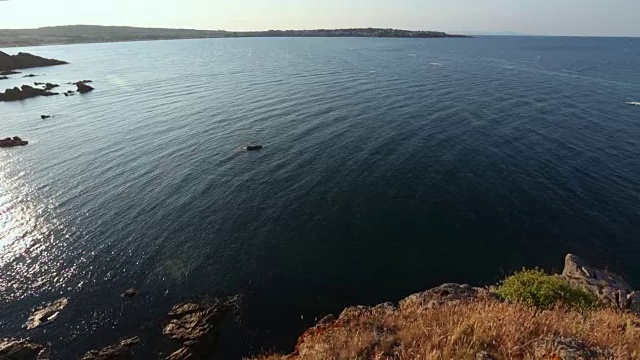 黄昏海面岩石海岸线全景图。视频素材