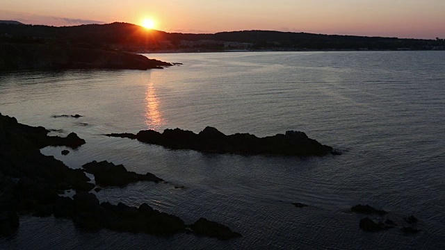 日落海岩石海岸的观点。视频素材