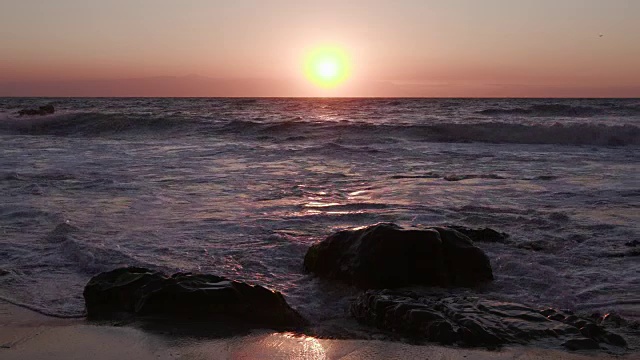 海浪冲击着海岸岩石，开普敦，南非视频素材