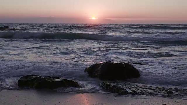 海浪冲击着海岸岩石，开普敦，南非视频素材