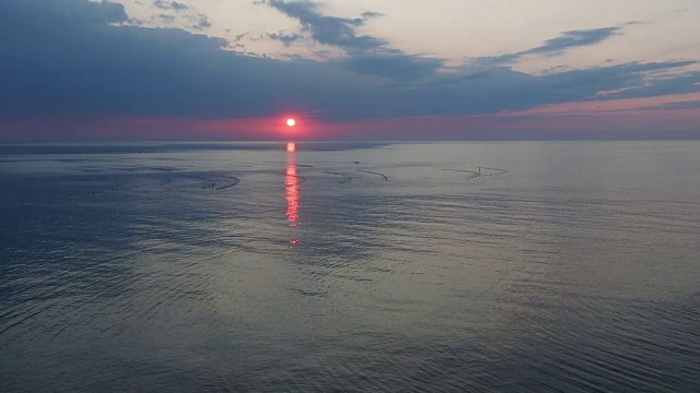 海面上的日出和渔网。视频素材