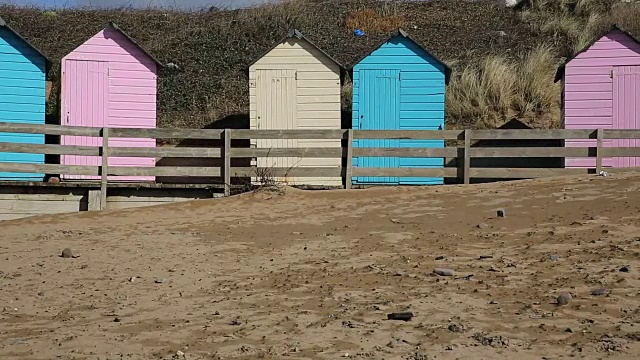 英国海滩小屋传统的海边全景五颜六色视频素材