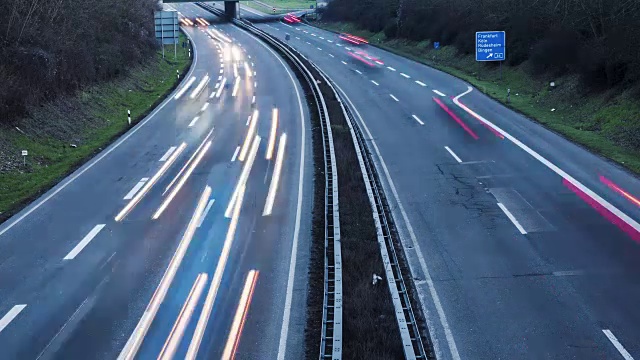 黄昏的公路和交通，从上面看视频素材