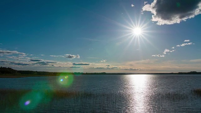 星星形状的太阳降落在湖面上的时间流逝视频素材