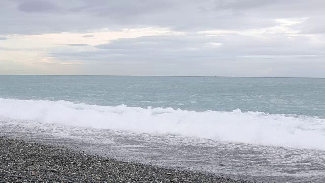 强烈的海浪冲刷着卵石滩。视频素材