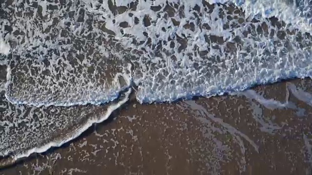 海浪拍打海岸的无人机视频视频素材