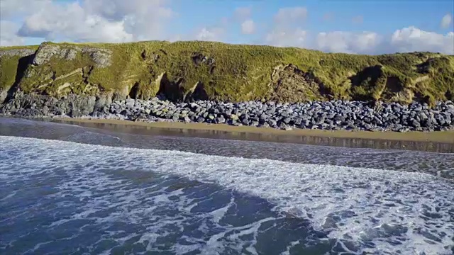 无人机拍摄的大海和群山映衬着天空视频素材