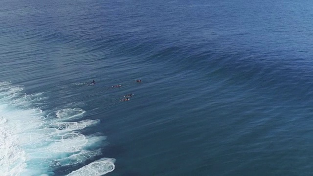 航拍:专业冲浪者在大溪地的茶湖浦冲浪视频素材