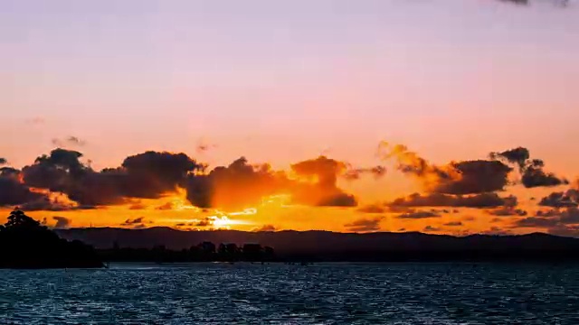 时间流逝-美丽的日落和橙色的云在海上视频素材