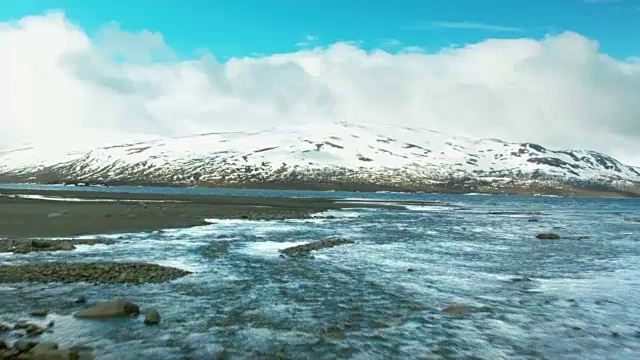 飞越有雪山的海岸视频素材