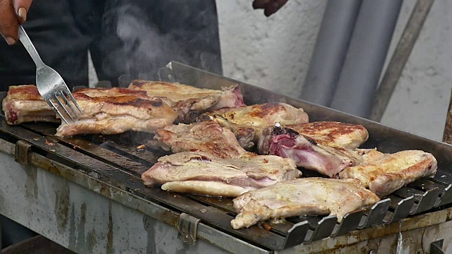 烤肉架上慢动作烤肉视频素材