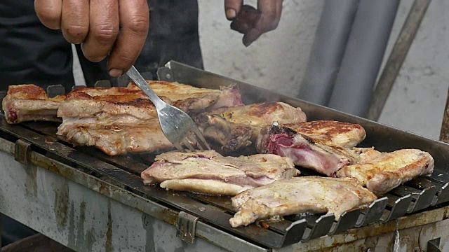 烤肉架上慢动作烤肉视频素材