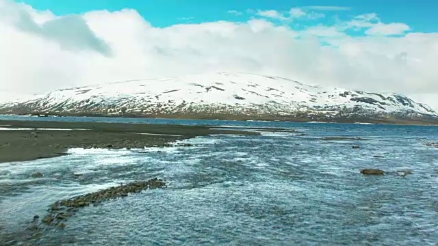 飞越有雪山的海岸视频素材