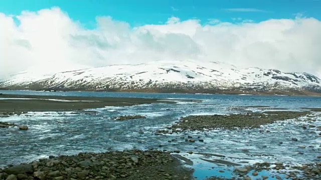 飞越有雪山的海岸视频素材