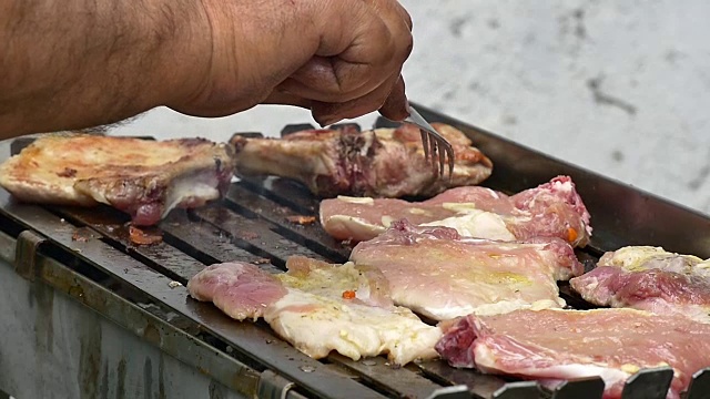 烤肉架上慢动作烤肉视频素材