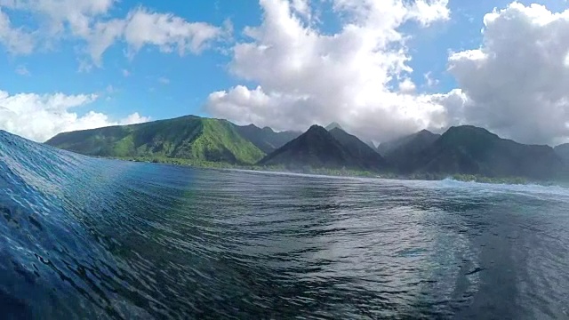 FPV慢动作:骑手冲浪大管桶波视频素材